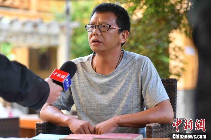 圖為和澗秋接受記者采訪?！⑷疥?攝