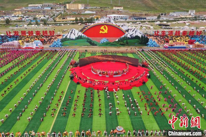 圖為玉樹藏族自治州成立70周年慶祝大會現(xiàn)場?！●R銘言 攝