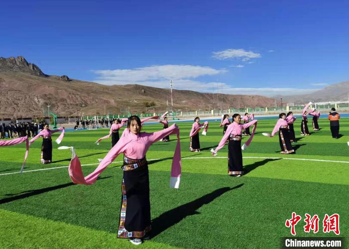 圖為青海師范大學(xué)附屬玉樹實(shí)驗(yàn)學(xué)校學(xué)生在綠茵場(chǎng)跳起囊謙古舞—卓根瑪?！“讋?攝