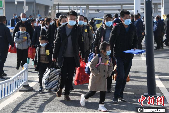 圖為搬遷民眾剛出火車站?！《P 攝