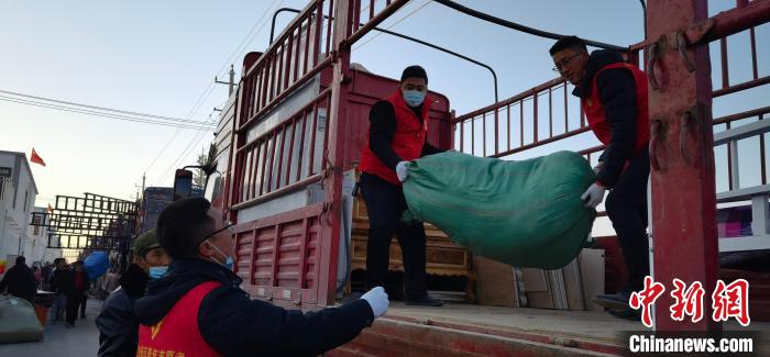 圖為志愿者幫忙搬運家具等物資。　魏建軍 攝