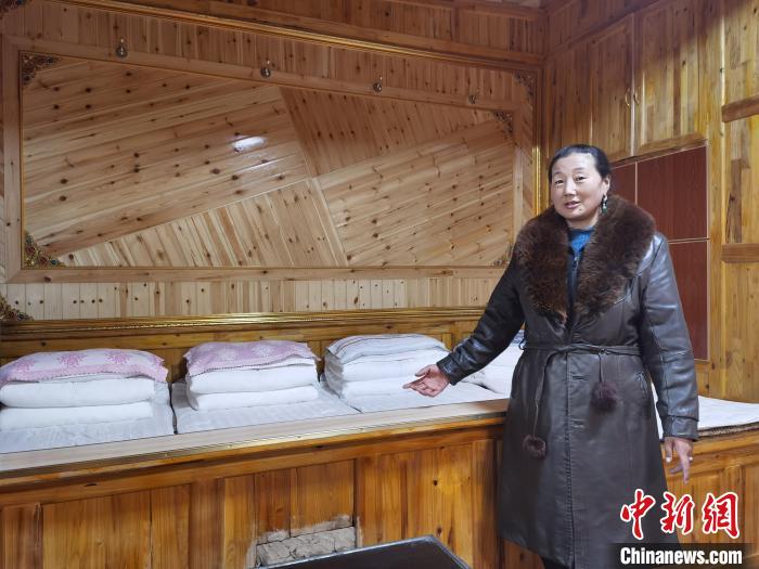 圖為德吉村村民鬧尖措介紹自家農(nóng)家樂?！∑钤鲚?攝