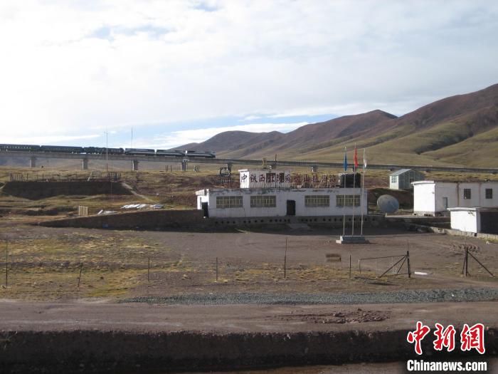圖為青藏鐵路通車后列車經(jīng)過中鐵西北院風(fēng)火山觀測站。(資料圖) 中鐵西北科學(xué)研究院供圖