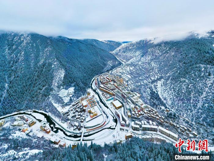 壤塘的雪后美景?！∪捞量h融媒體中心供圖