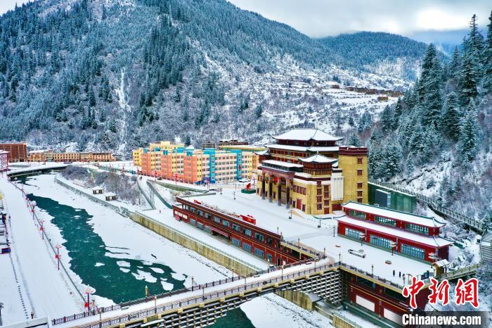 壤塘的雪后美景?！∪捞量h融媒體中心供圖
