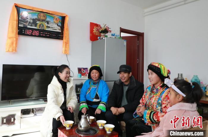 新家是兩層小樓房，一樓布置得充滿現(xiàn)代感，喝著藏式奶茶，一家人聊著今年春節(jié)怎么過?！《∷?攝