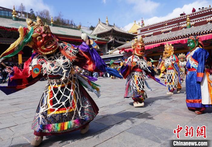 圖為塔爾寺僧侶進(jìn)行“跳欠”儀式?！●R銘言 攝