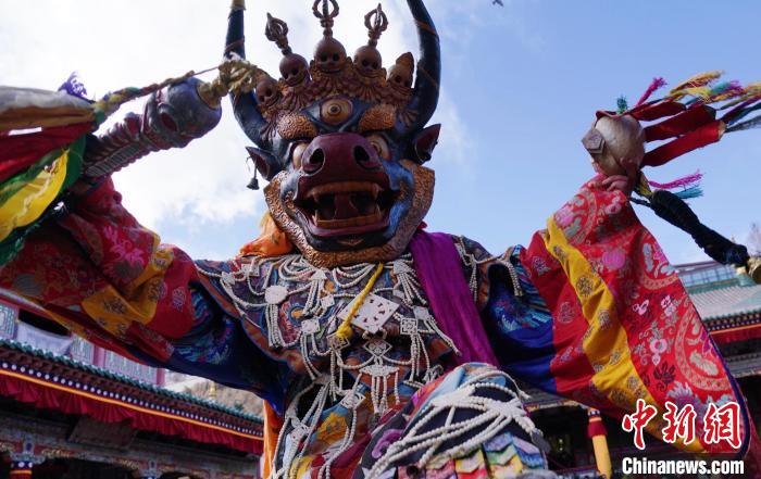 圖為塔爾寺僧侶進(jìn)行“跳欠”儀式?！●R銘言 攝