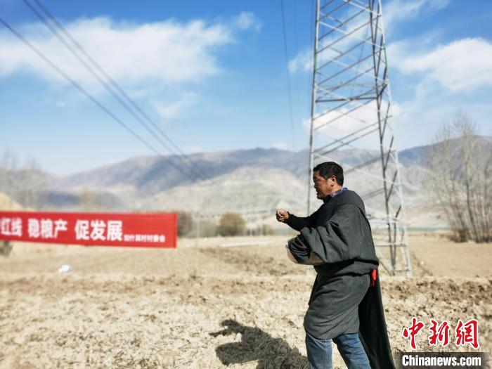 圖為藏族民眾撒種、施肥?！?zhí)砀?攝