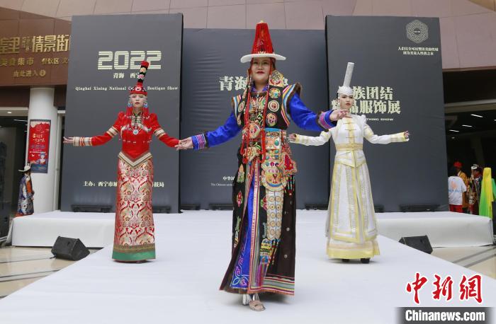 圖為模特展示蒙古族服飾。　馬銘言 攝