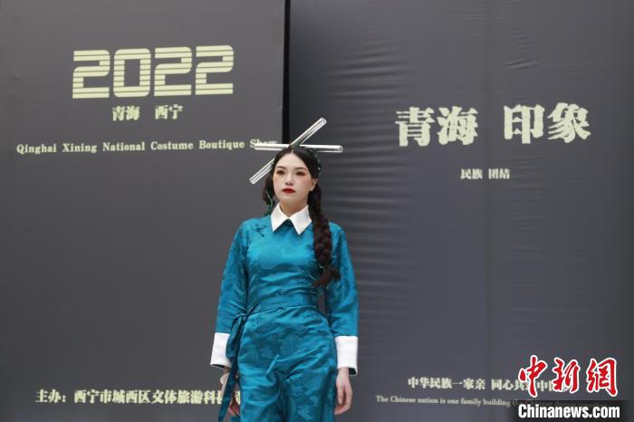 圖為模特展示少數(shù)民族服飾?！●R銘言 攝