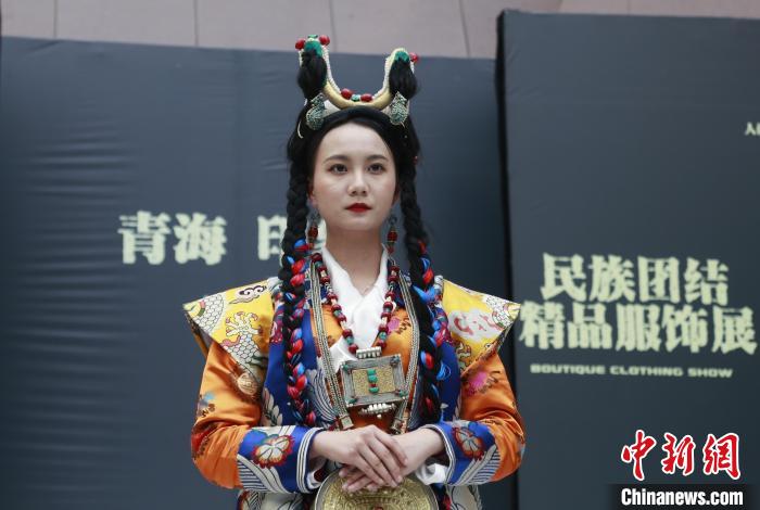 圖為模特展示藏族服飾?！●R銘言 攝