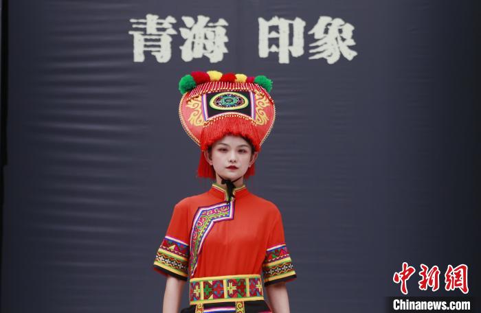 圖為模特展示土族服飾。　馬銘言 攝