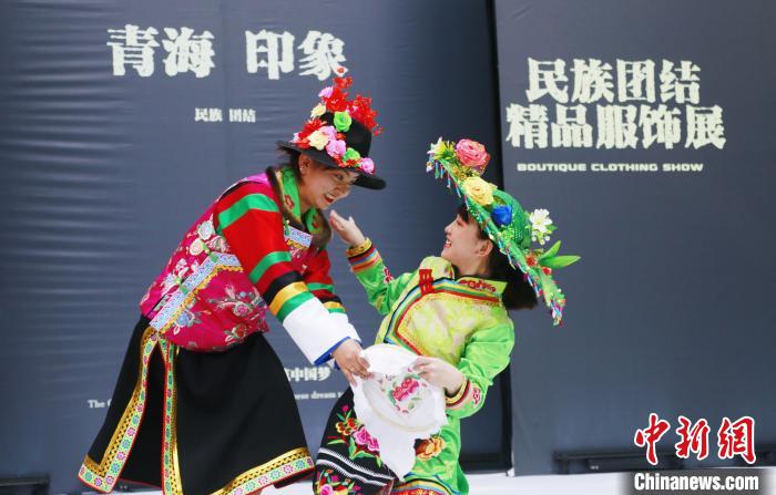 圖為模特身穿土族服飾進行“土族刺繡”表演?！●R銘言 攝