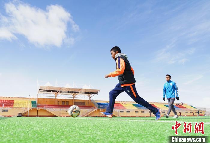 圖為一名男孩運(yùn)球射門?！●R銘言 攝