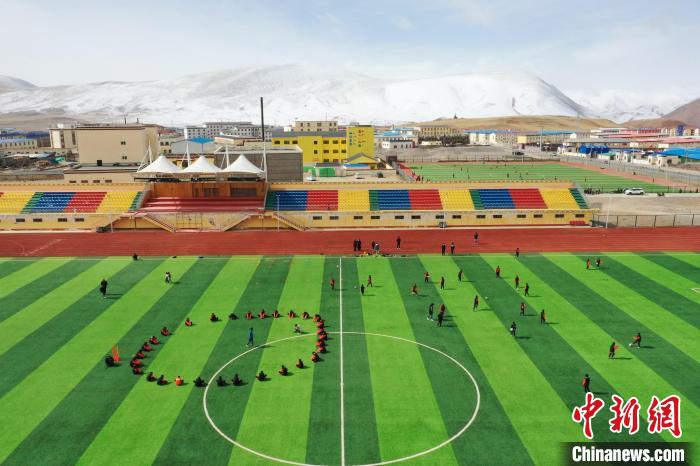 航拍曲麻萊縣足球場?！●R銘言 攝