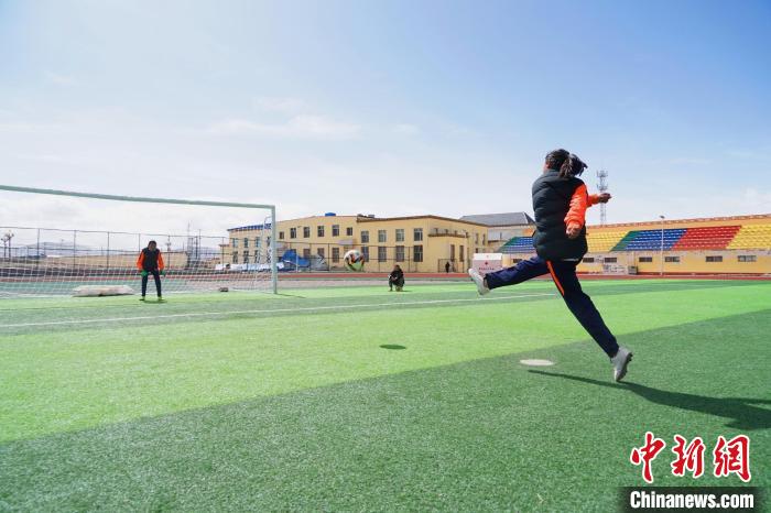 圖為一名女孩進(jìn)行射門訓(xùn)練。　馬銘言 攝