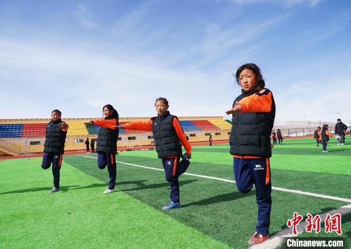 圖為孩子們正在熱身?！●R銘言 攝