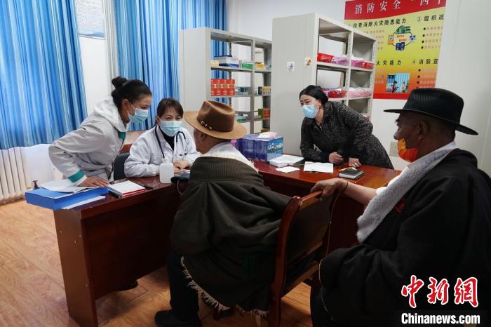 圖為骨科醫(yī)生為敬老院老人們進(jìn)行集中檢查?！●R銘言 攝