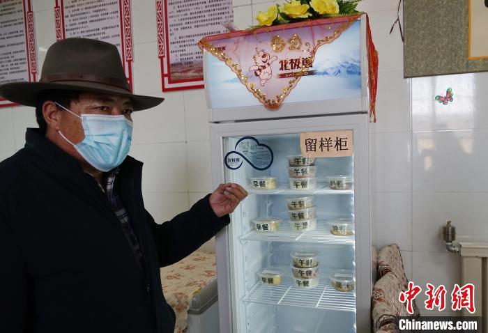 圖為敬老院院長(zhǎng)德高介紹，老人們的三餐均有留樣記錄?！●R銘言 攝