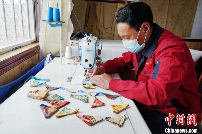 圖為工人正在制作藏式手工藝品?！●R銘言 攝