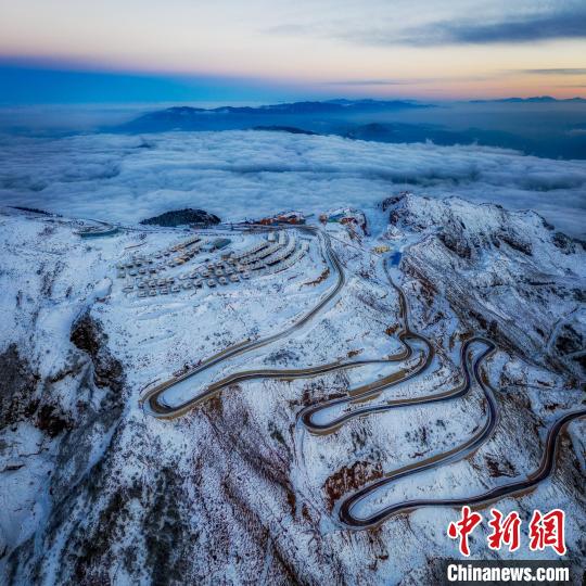雪后的牛背山山頂和崎嶇的公路?！±顒P 攝