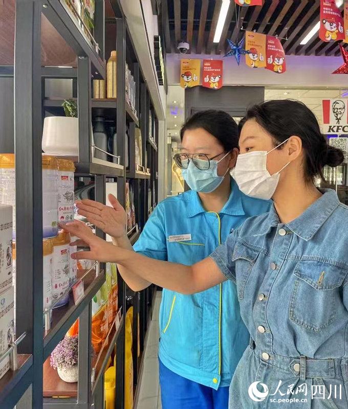 顧客可以在川內(nèi)中國石油加油站便利店內(nèi)選購到品質(zhì)純正的紅原奶粉。張霞攝