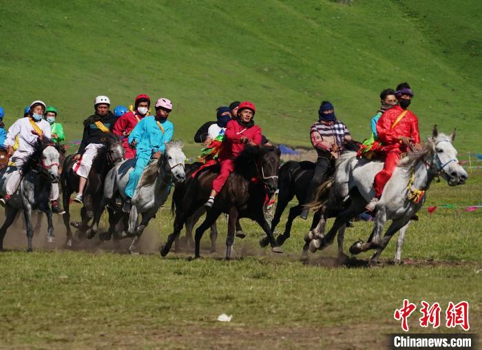 圖為選手進(jìn)行3000米賽馬比賽。 馬銘言 攝