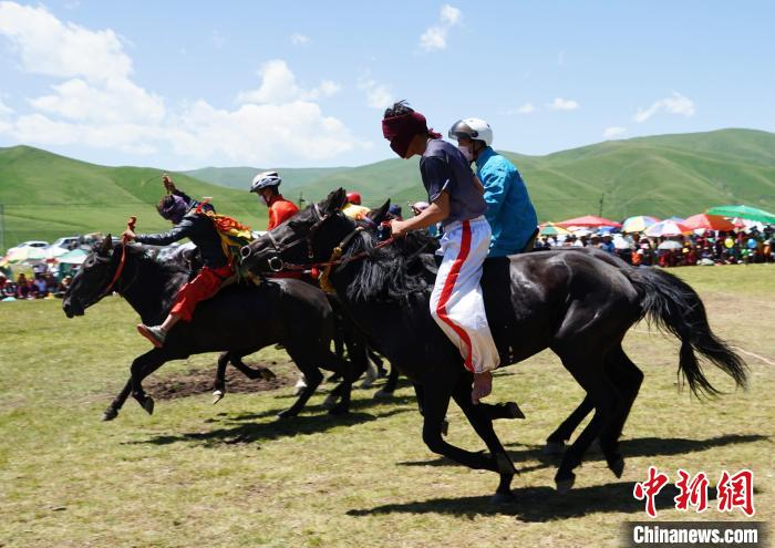 圖為選手進行3000米賽馬比賽?！●R銘言 攝