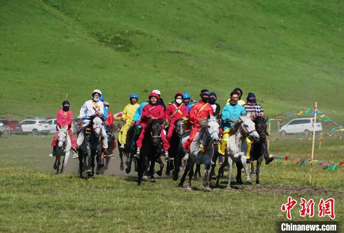 圖為選手進行3000米賽馬比賽?！●R銘言 攝