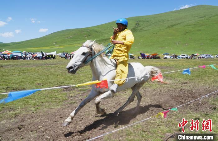 圖為選手進行3000米賽馬比賽?！●R銘言 攝