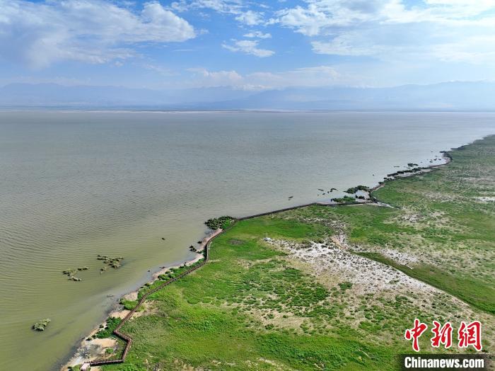 圖為航拍都蘭湖國(guó)家濕地公園。　祁增蓓 攝