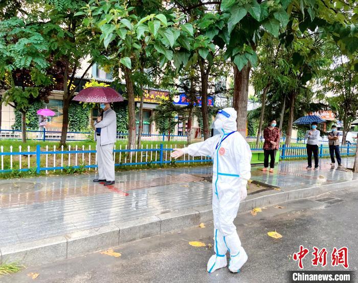 高原小城青海尖扎抗疫見聞：柔肩亦可擔重任，夫妻檔聞令而動