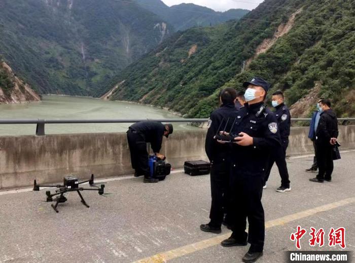 民警組成的搜尋隊利用無人機在震區(qū)開展空中巡查?！「首沃莨簿止﹫D