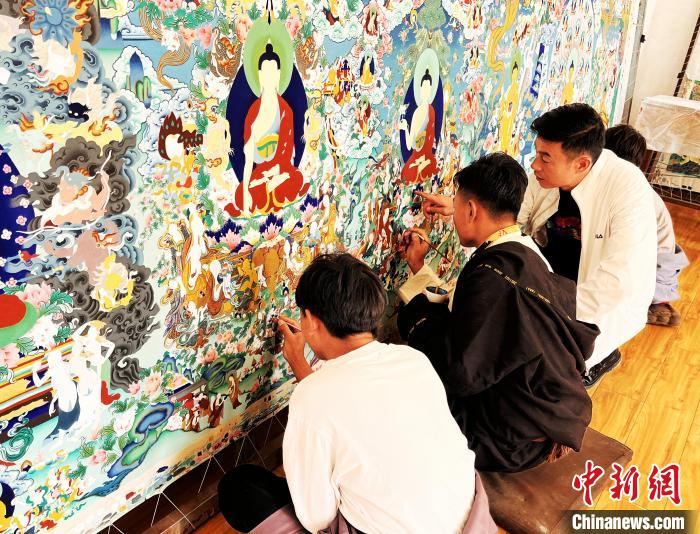 青海唐卡藝術小鎮(zhèn)：“勞模畫師”師帶徒，文化扶貧富一方