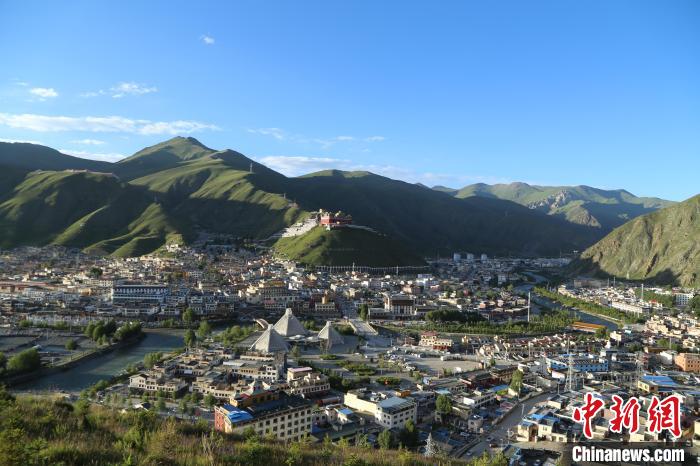 圖為航拍玉樹(shù)市?！∮駱?shù)市委宣傳部供圖