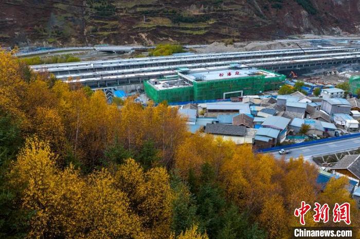 正在建設(shè)的成蘭鐵路松潘站?！⒅铱?攝