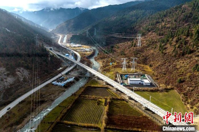 穿越山谷的成蘭鐵路川主寺至黃勝關(guān)段?！⒅铱?攝