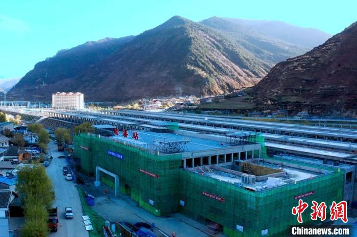 正在建設(shè)中的成蘭鐵路松潘站?！⒅铱?攝