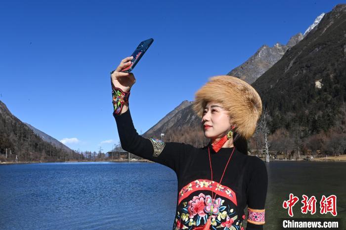 游人在畢棚溝景區(qū)拍照留念?！“苍?攝