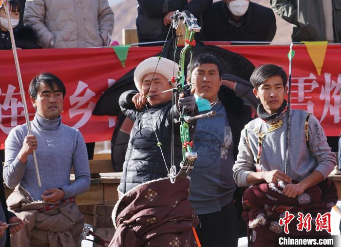 圖為藏族民眾比拼射箭技藝。　馬銘言 攝