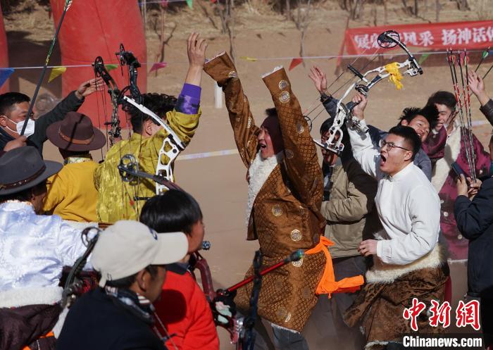 圖為藏族民眾跺腳歡呼慶祝弓箭手射中靶心。　馬銘言 攝