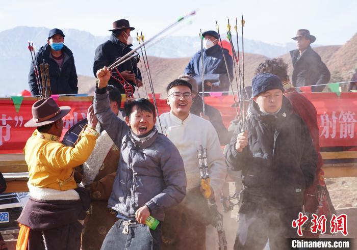 圖為藏族民眾跺腳歡呼慶祝弓箭手射中靶心?！●R銘言 攝