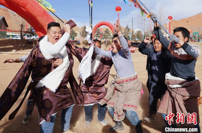 圖為藏族民眾跺腳歡呼慶祝弓箭手射中靶心?！●R銘言 攝