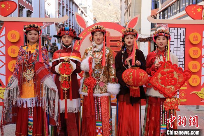 丹巴美女送祝福，迎新年?！±钣腊?攝