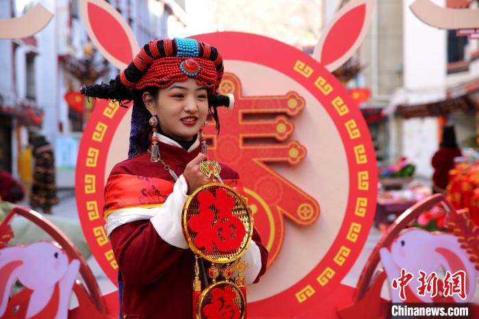 身著嘉絨藏族服飾的丹巴女孩送祝福?！〖o 攝