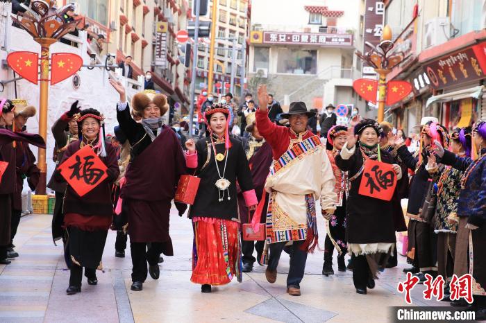 丹巴街頭快閃送祝福。　李永安 攝