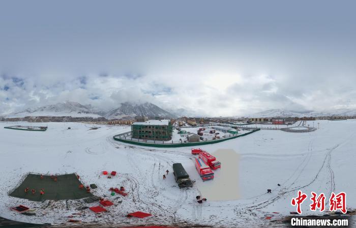 圖為地震實(shí)戰(zhàn)演練現(xiàn)場全景?！∮駱湎拦﹫D