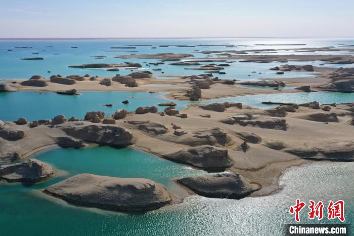 航拍青海大柴旦烏素特水上雅丹奇特景觀。　馬銘言 攝