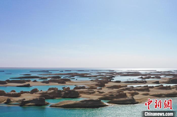 航拍青海大柴旦烏素特水上雅丹奇特景觀?！●R銘言 攝